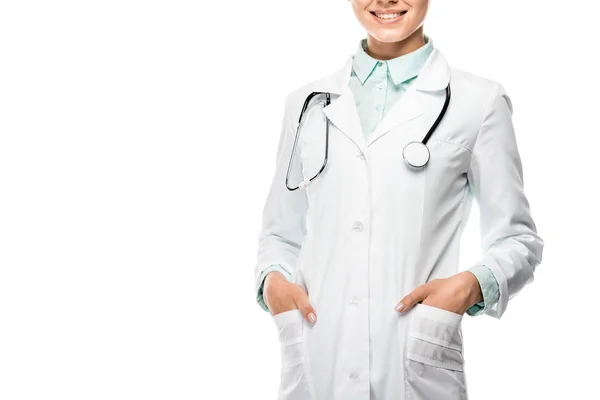 Обрезанное изображение молодой женщины-врача в медицинском халате со стетоскопом на шее, изолированном на белом — стоковое фото