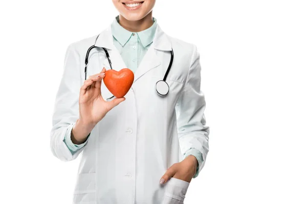 Частковий вигляд жінки-лікаря в медичному пальто, що показує символ серця ізольовано на білому — стокове фото