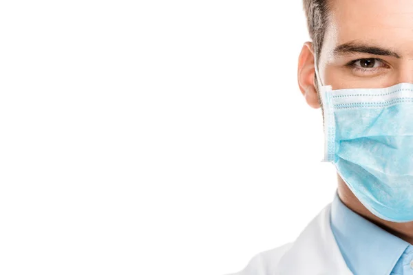 Image recadrée de jeune médecin masculin en masque médical isolé sur blanc — Photo de stock