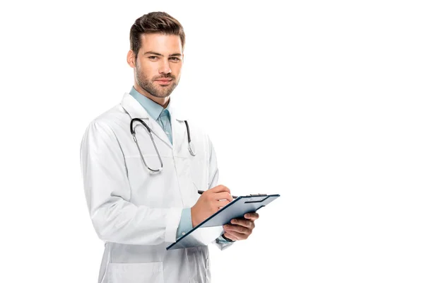 Doctor masculino feliz con estetoscopio sobre la escritura del cuello en portapapeles aislado en blanco - foto de stock