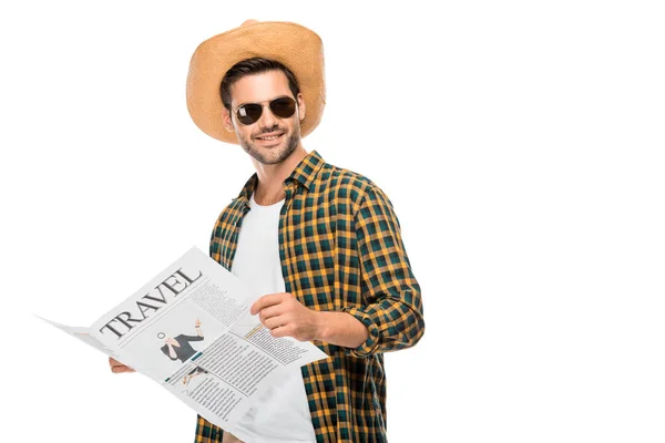 Jovem viajante feliz em óculos de sol lendo jornal de viagem isolado em branco — Fotografia de Stock