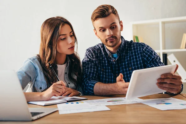 Portrait von Geschäftskollegen, die gemeinsam im Büro an einem Webinar teilnehmen — Stockfoto