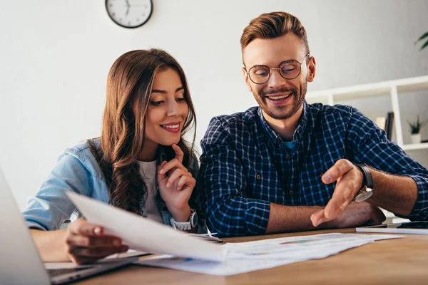 Colleghi d'affari sorridenti che partecipano al webinar insieme in ufficio — Foto stock