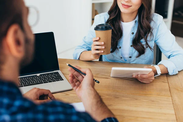 Colpo ritagliato di colleghi di lavoro con laptop e tablet che partecipano al webinar in ufficio — Foto stock