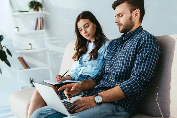 Colleghi con computer portatile che partecipano al webinar insieme a casa — Foto stock