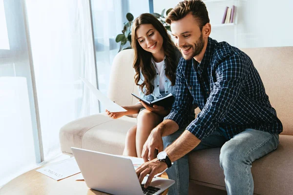 Colegas de negócios à superfície com laptop e papéis participando de webinar juntos no escritório — Fotografia de Stock