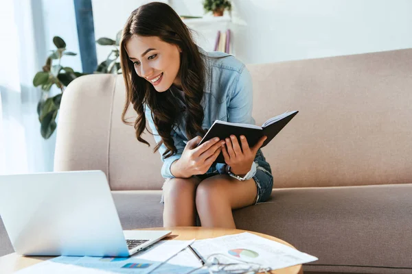 Sorridente jovem empresária com notebook remoto trabalhando em casa — Fotografia de Stock