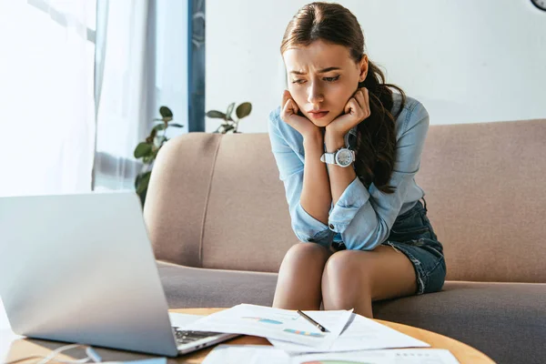 Retrato de mujer de negocios alterada trabajando a distancia en casa - foto de stock