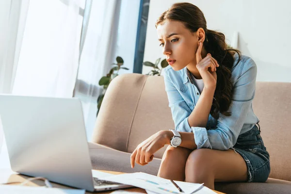 Fokussierte Geschäftsfrau nimmt an Webinar zu Hause teil — Stockfoto