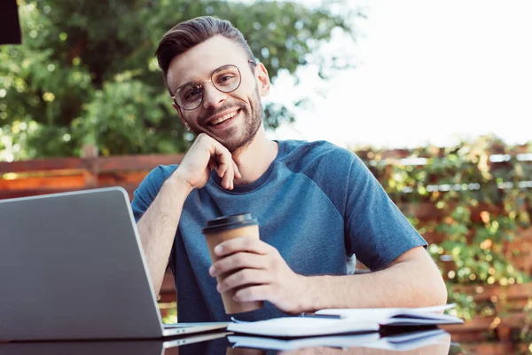 Glücklicher schöner Mann nimmt an Webinar im Freien teil und schaut in die Kamera — Stockfoto