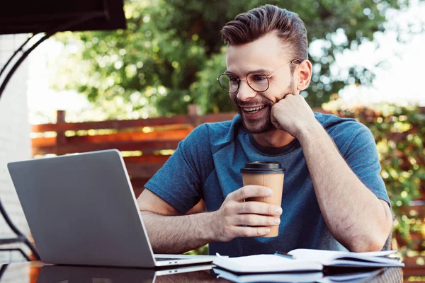 Homem bonito feliz participando de webinar ao ar livre — Fotografia de Stock