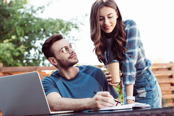 Kollegen, die an Webinaren im Freien teilnehmen, schauen auf das Notizbuch — Stockfoto