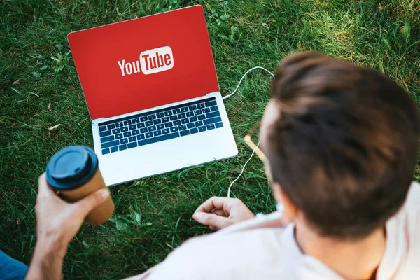 Visão de alto ângulo do homem assistindo youtube no laptop ao ar livre — Fotografia de Stock