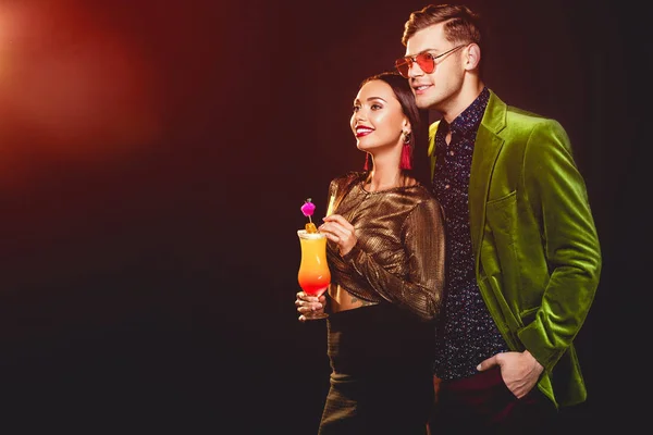 Beau couple glamour avec cocktail sur la fête — Photo de stock