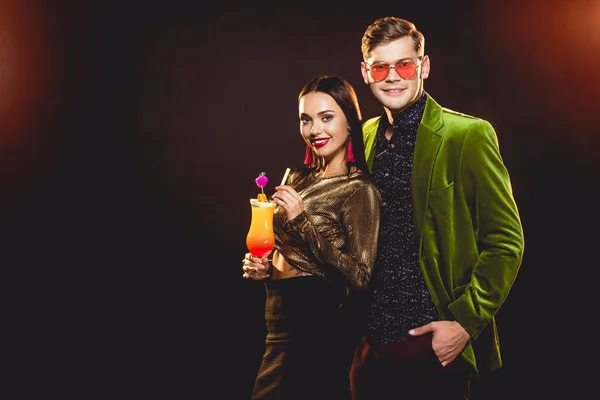 Привлекательная улыбающаяся гламурная пара с коктейлем на вечеринке — стоковое фото