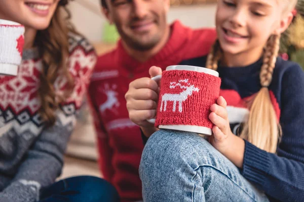 Focus selettivo di genitori e figlia con tazze di Natale di cappuccino a casa — Foto stock