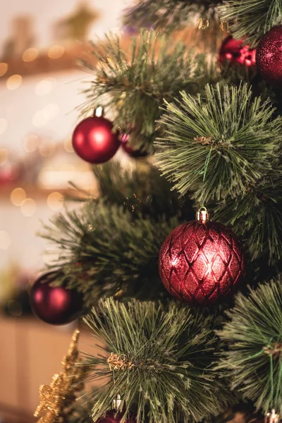 Albero di Natale con giocattoli rossi in camera — Foto stock