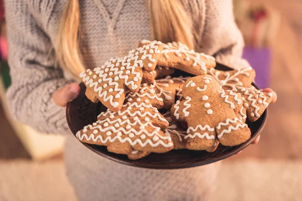 Cropped view of kid holding plate with traditional christmas gingerbread cookies — Stock Photo