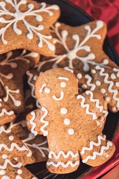 Close-up de biscoitos de Natal tradicionais e homem de gengibre com cobertura — Fotografia de Stock