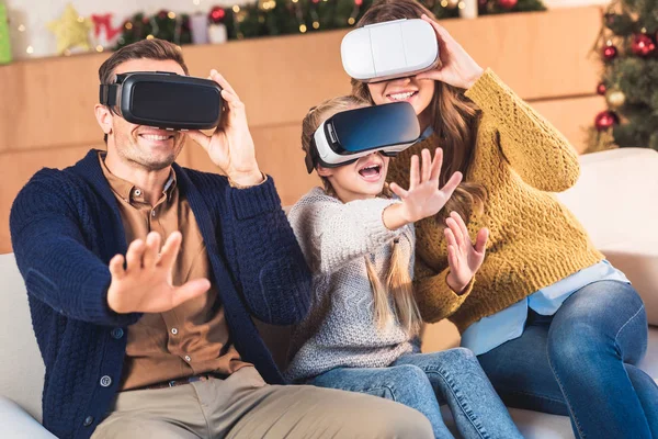 Gestos familiares e uso de fones de ouvido de realidade virtual em casa no Natal — Fotografia de Stock