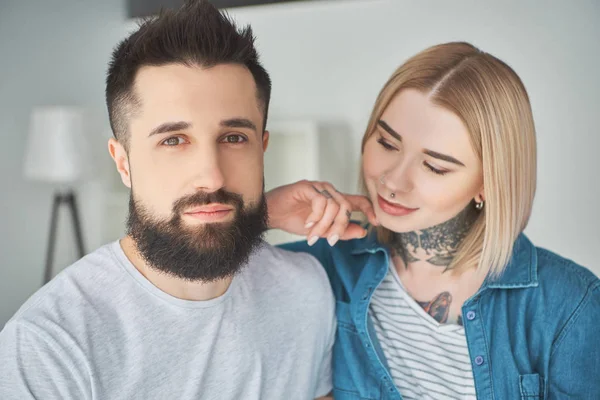 Retrato de belo feliz jovem casal com tatuagens em nova casa — Fotografia de Stock