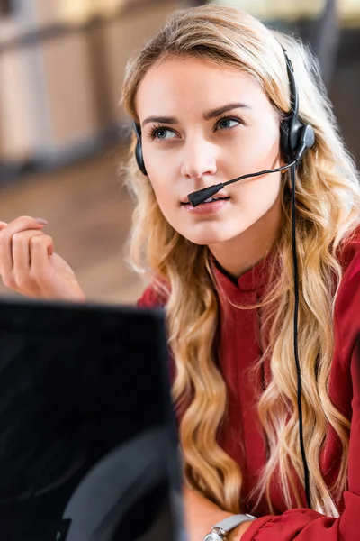 Retrato do operador de call center feminino pensativo no fone de ouvido no local de trabalho no escritório — Fotografia de Stock