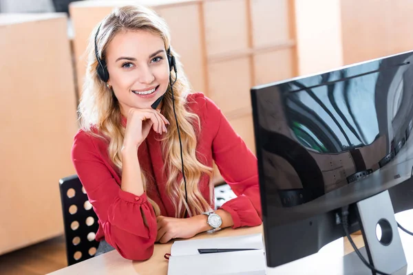 Ritratto dell'operatore sorridente del call center femminile in auricolare sul posto di lavoro in ufficio — Foto stock