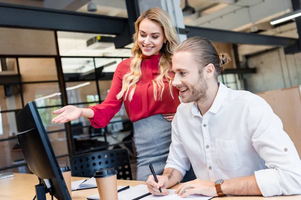 Geschäftsmann und Geschäftsfrau arbeiten gemeinsam an einem Projekt am Arbeitsplatz mit Computerbildschirm im Büro — Stockfoto