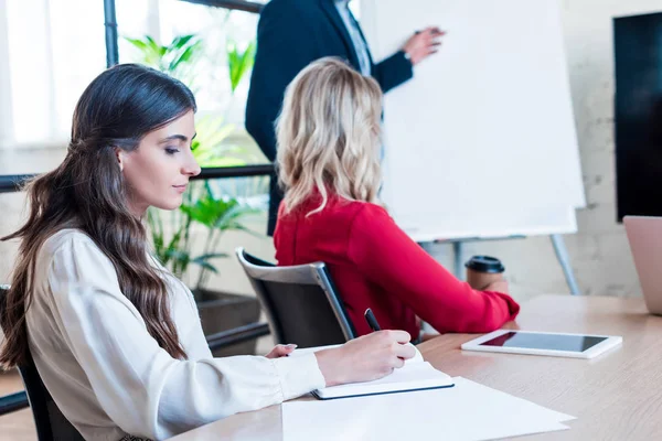 Частичный взгляд бизнесмена и деловых женщин на встречу в офисе — стоковое фото
