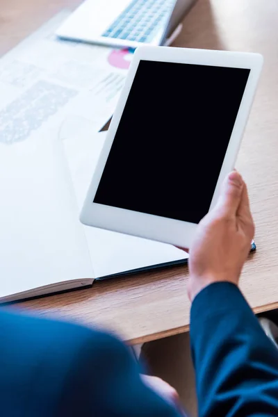 Plan recadré de l'homme d'affaires tenant tablette avec écran blanc sur le lieu de travail dans le bureau — Photo de stock