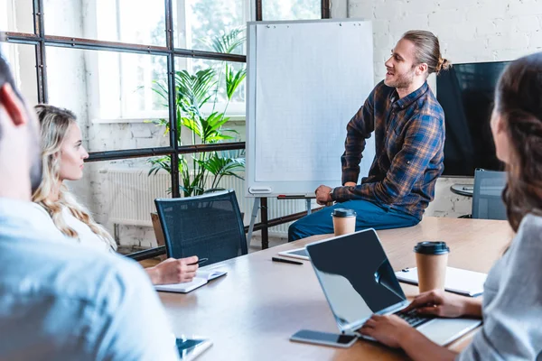 Foto ritagliata di giovani imprenditori che discutono di progetto e lavorano insieme in ufficio — Foto stock