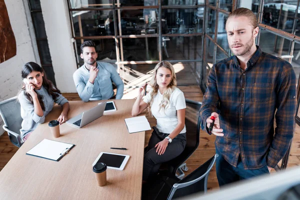 Jóvenes empresarios profesionales que trabajan juntos en la oficina - foto de stock