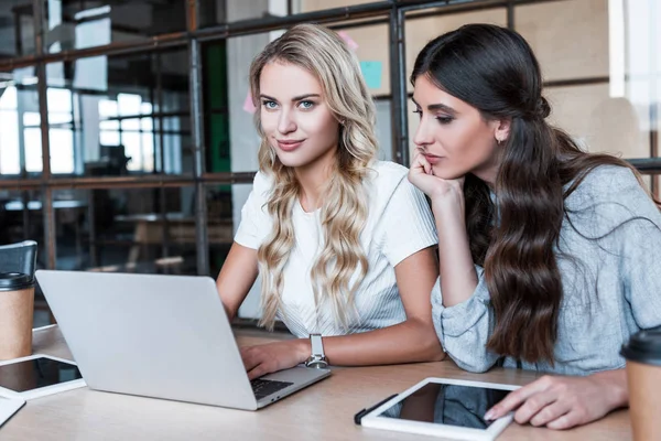 Berufstätige junge Geschäftsfrauen nutzen digitale Geräte am Arbeitsplatz — Stockfoto