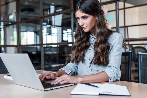 Красива молода бізнес-леді використовує ноутбук на робочому місці — Stock Photo
