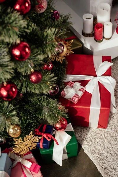 Albero di Natale con palline e scatole regalo in camera — Foto stock