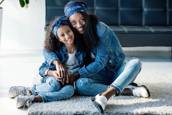 Famiglia afro-americana sorridente in abiti simili a casa — Foto stock