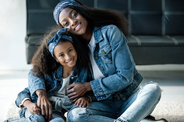 Retrato de la familia afroamericana en casa - foto de stock