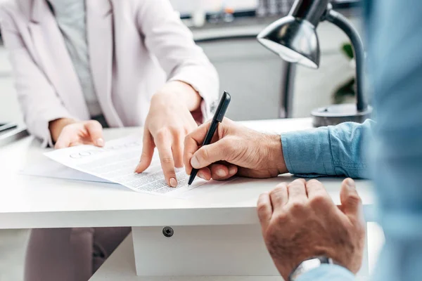 Recortado disparo de la gente de negocios firma de contrato en la oficina - foto de stock