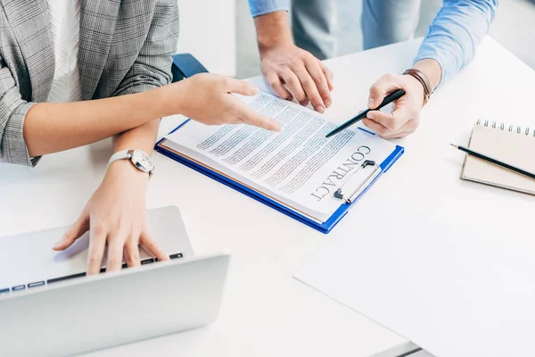 Plan recadré de collègues d'affaires travaillant avec contrat et ordinateur portable — Photo de stock