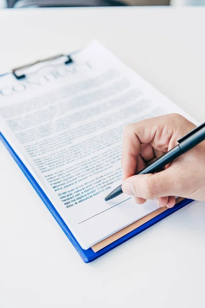 Close-up vue partielle de l'homme d'affaires signant le contrat — Photo de stock