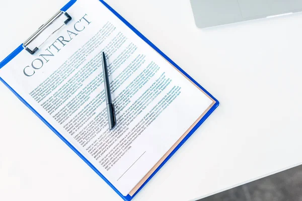 Верхний вид бизнес-контракта с ручкой на белом столе — стоковое фото
