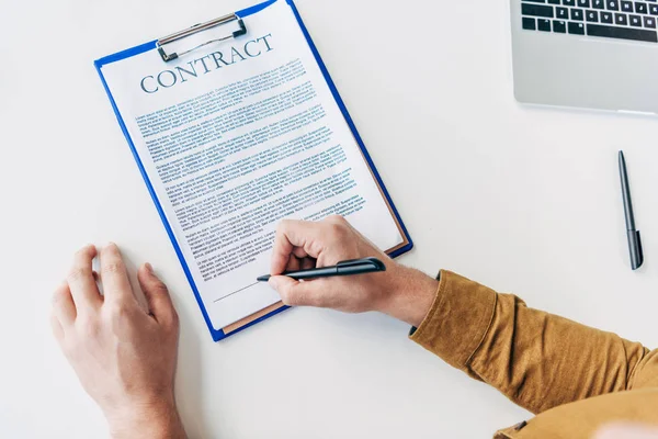 Vue partielle du dessus de l'homme d'affaires signant le contrat — Photo de stock