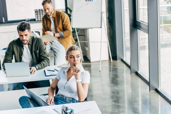 Vue en grand angle du groupe de jeunes gestionnaires travaillant ensemble dans un bureau à aire ouverte — Photo de stock