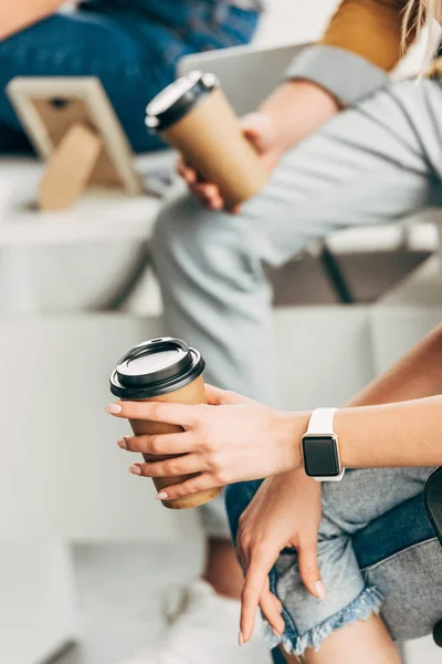 Foto recortada de colegas de negocios sosteniendo tazas de papel de café - foto de stock