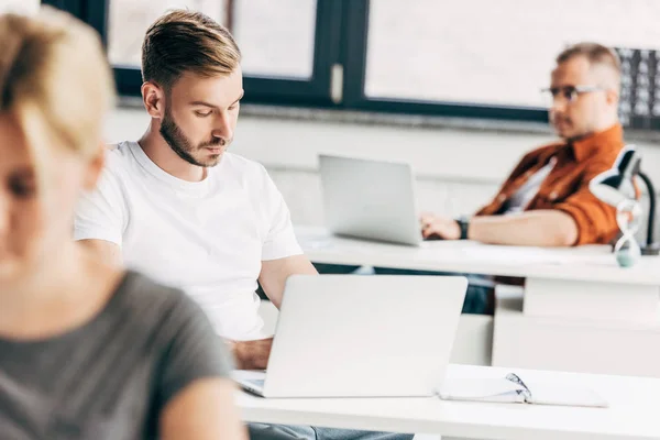 Gruppo di giovani imprenditori che lavorano insieme alla startup presso l'ufficio open space — Foto stock