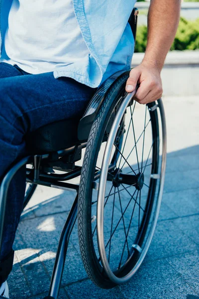 Imagen recortada del hombre usando silla de ruedas en la calle - foto de stock