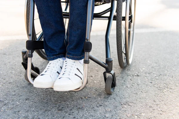 Imagen recortada del hombre usando silla de ruedas en la calle - foto de stock