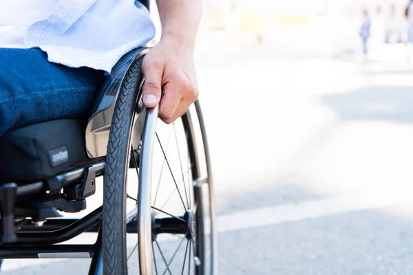 Imagen recortada del hombre usando silla de ruedas en la calle - foto de stock