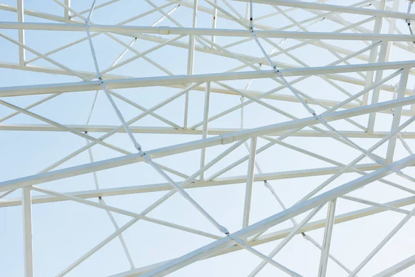 Piezas metálicas de la construcción de la rueda de observación contra el cielo azul - foto de stock