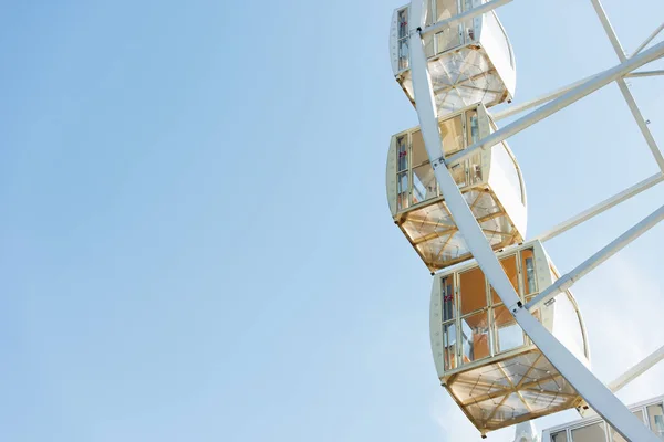 Cabins of ferris wheel against blue sky in amusement park — Stock Photo